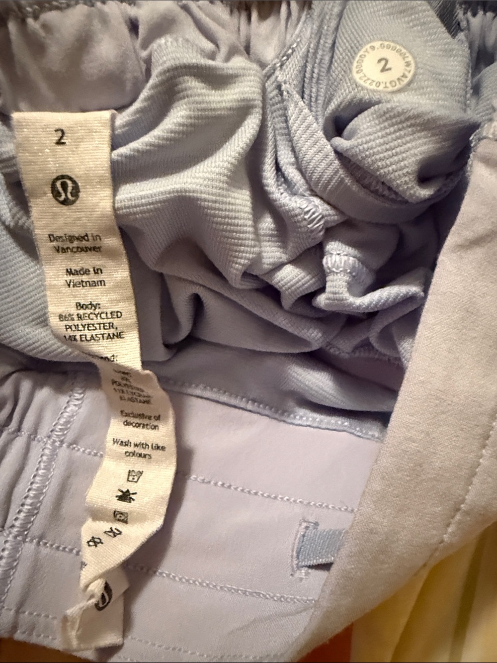 Lululemon Women’s Hotty Hot HR shirts, 4”, size 2 - Picture 2 of 3